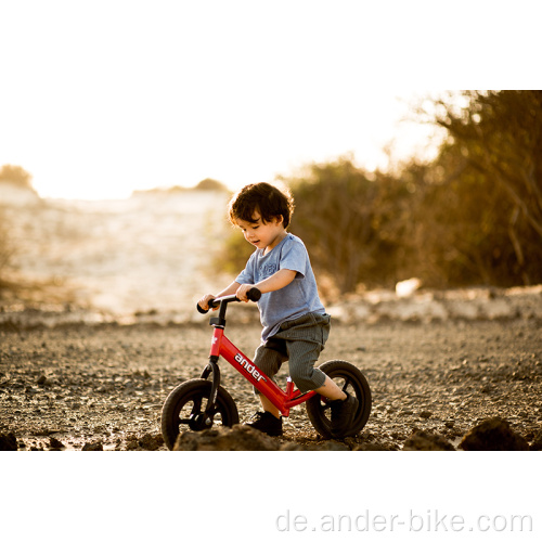 Kinder fahren auf Style Bike / Balance Bike für Baby